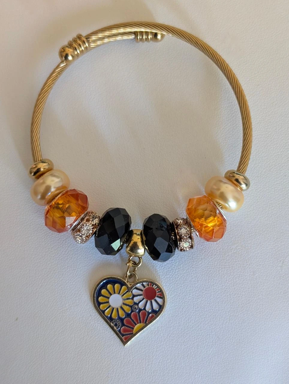 bracelet jonc perles charms en verre et breloques cœur floral